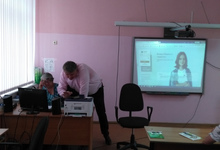 Анатолий Гуров проводит занятие по интернет-банкингу пилотного проекта «Серебряный онлайн»