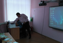 Анатолий Гуров проводит занятие по интернет-банкингу пилотного проекта «Серебряный онлайн»